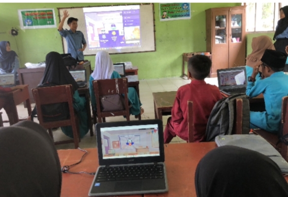 Mahasiswa KKN Unri Kenalkan  Pembelajaran Berbasis Chomebook ke Siswa SD