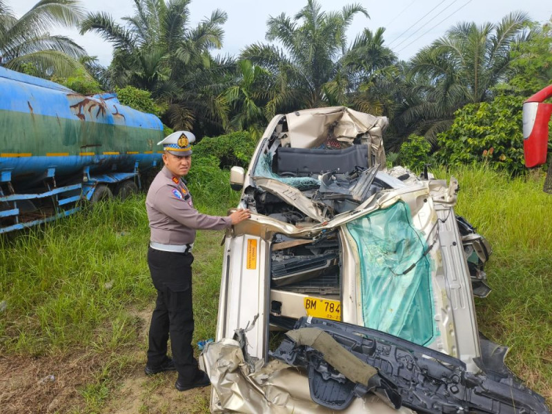 Minibus Tabrak Truk di Tol Pekanbaru-Dumai