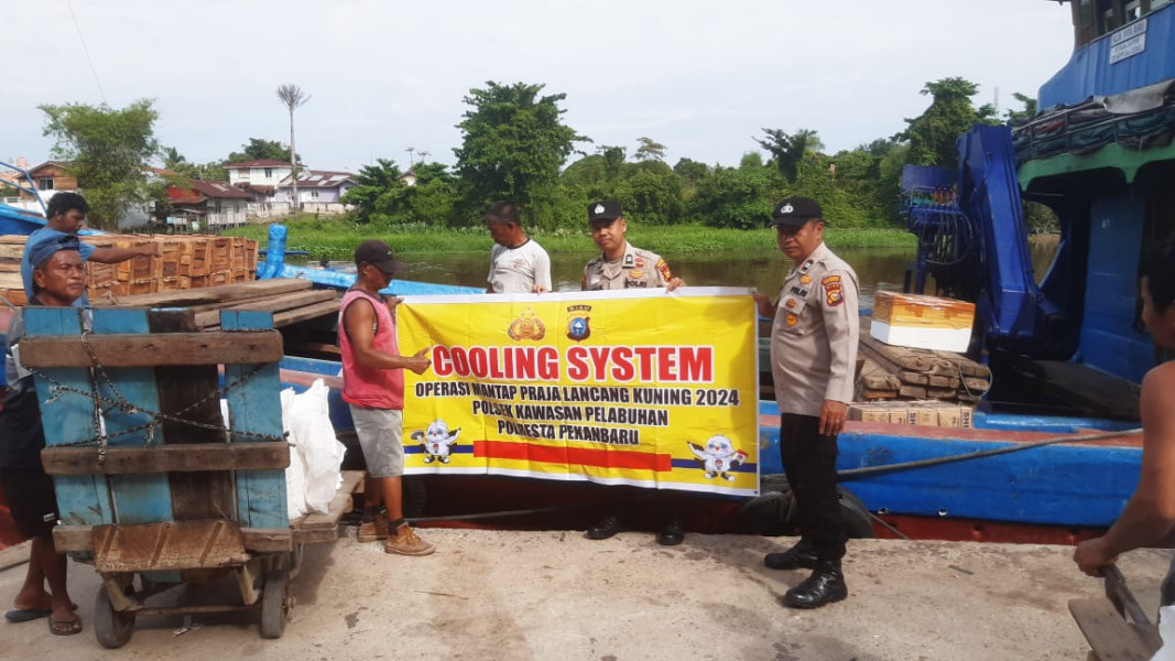 Cooling System dan Edukasi Kamtibmas: Polsek Pelabuhan Pekanbaru Berikan Pembinaan ke Buruh Kapal