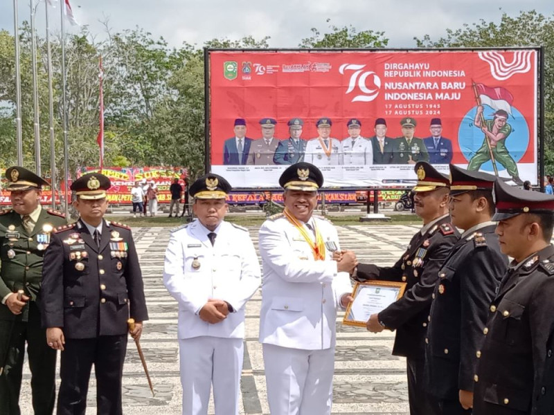 8 Polisi dapat Penghargaan dari Bupati Siak
