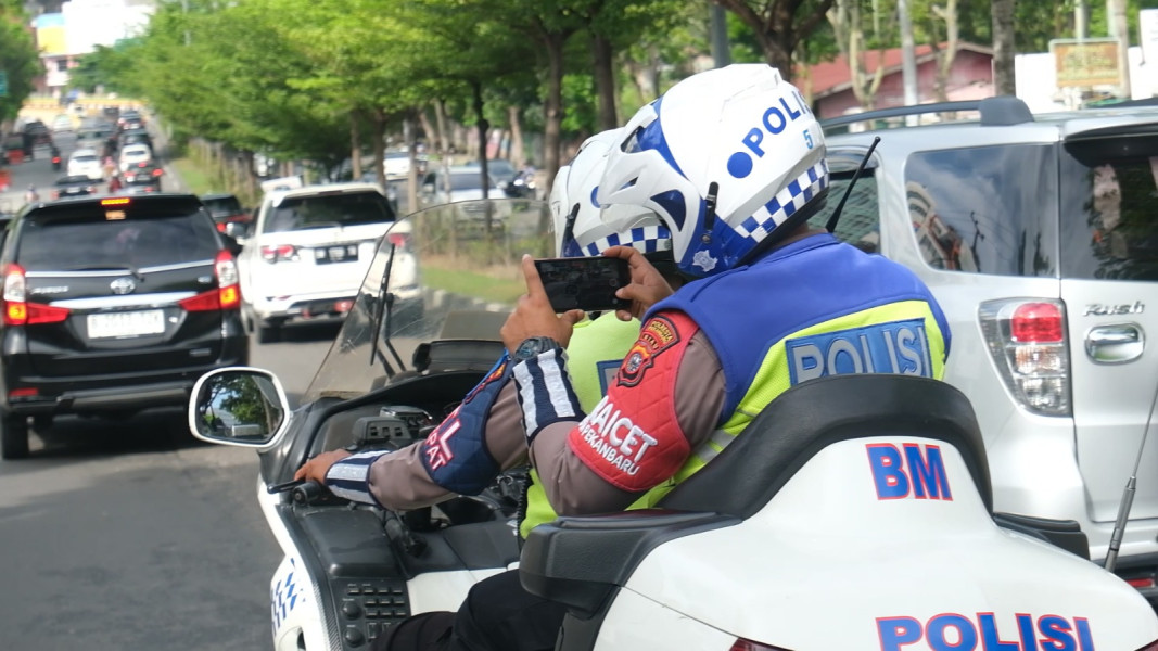 Satlantas Polresta Pekanbaru Optimalkan Penggunaan ETLE Mobile Dalam Giat Riau Tertib Berkeselamatan,