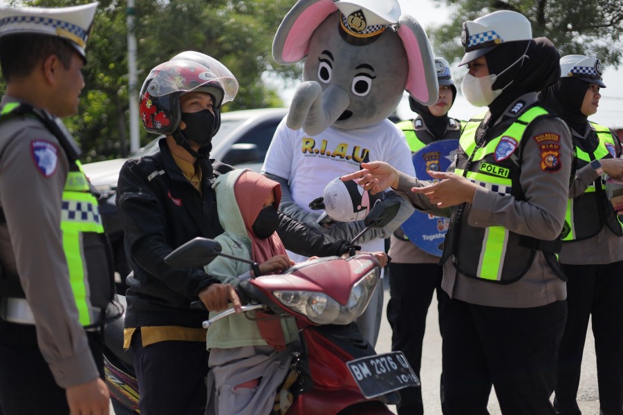 Badut Gajah Meriahkan Operasi Patuh Lancang Kuning di Pekanbaru, 38 Pelanggar Ditindak