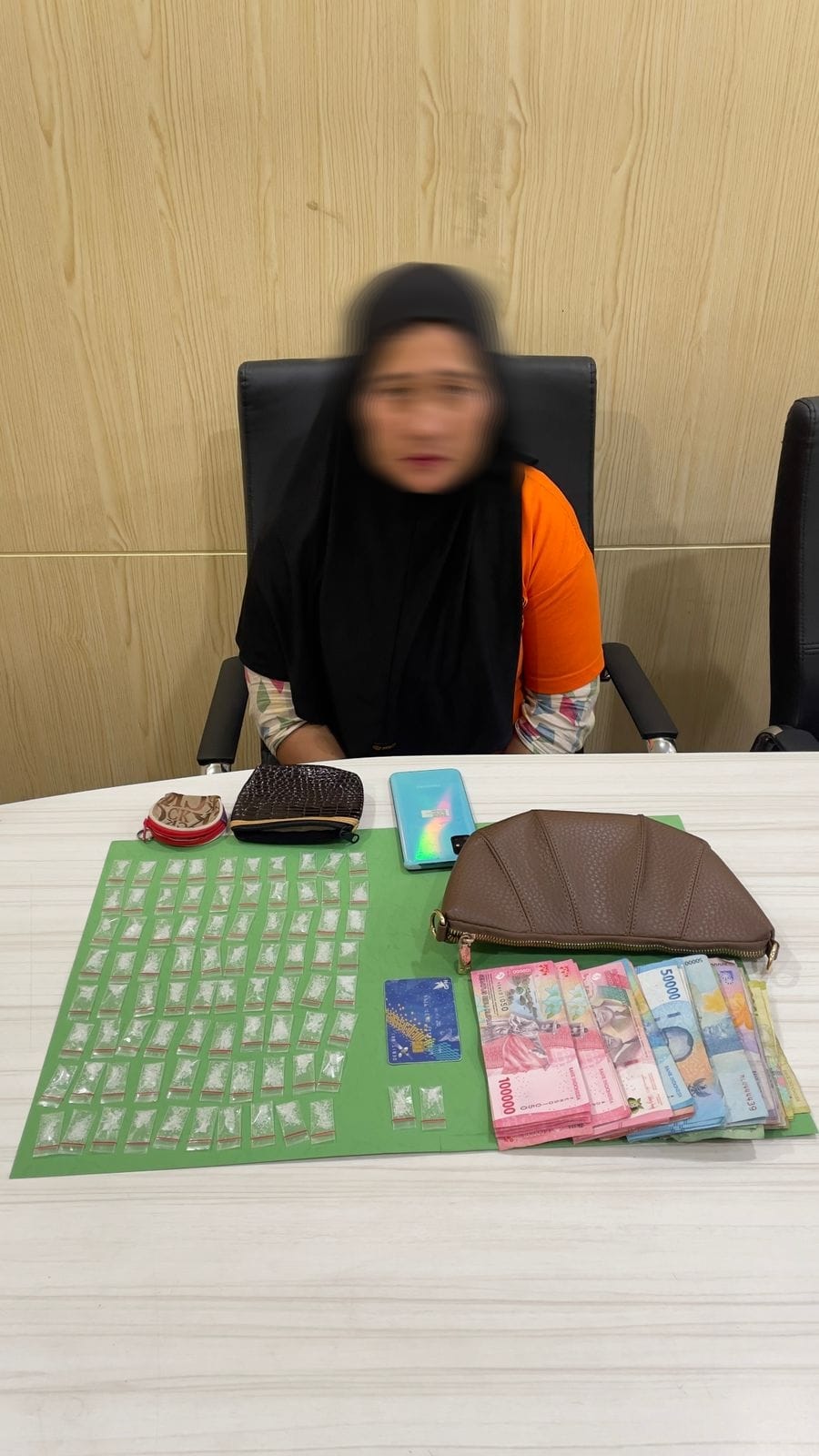Nunggu Pembeli, IRT di Pekanbaru Malah Diringkus Polisi, 82 Paket Sabu Siap Edar Diamankan.