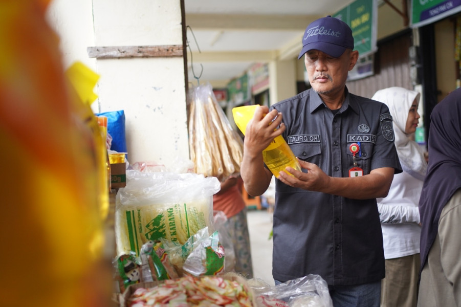 Sidak Sejumlah Pasar, Disperindag Riau Cek Ketersediaan Nahan Pokok Jelang Lebaran 1445 H