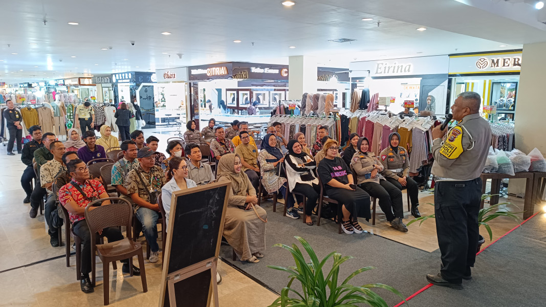 Tim Cooling System Ditlantas Polda Riau Edukasi Pengunjung STC Pekanbaru, Sukseskan Pilkada Riau 2024