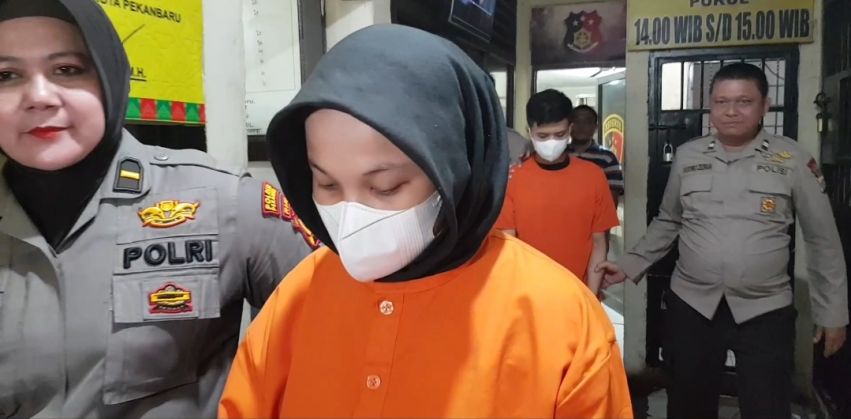 Mahasiswi Lahirkan Anak Di Luar Hubungan Pernikahan, Tertunduk Lesu Diamankan Polisi Bersama Pacar