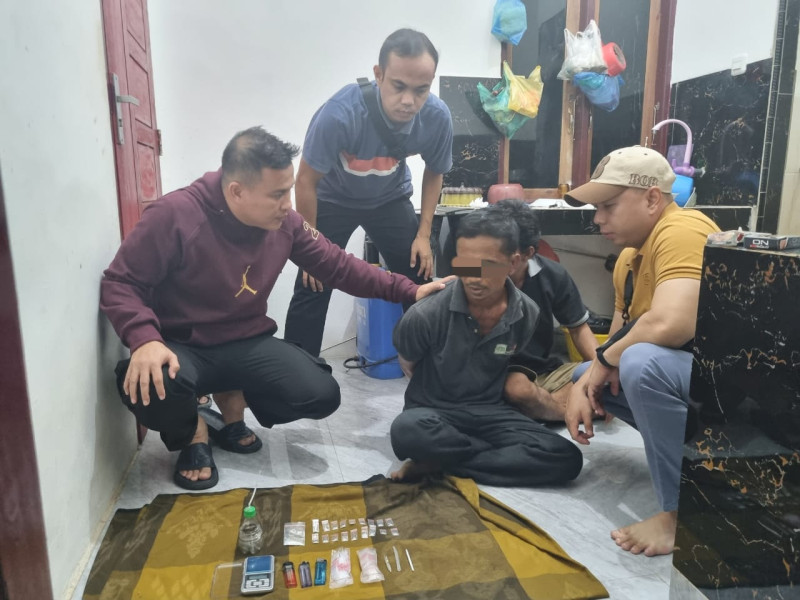 Pengedar di Kampung Pinang Diringkus Saat Asyik Nyabu dan Paketkan 'Barang'