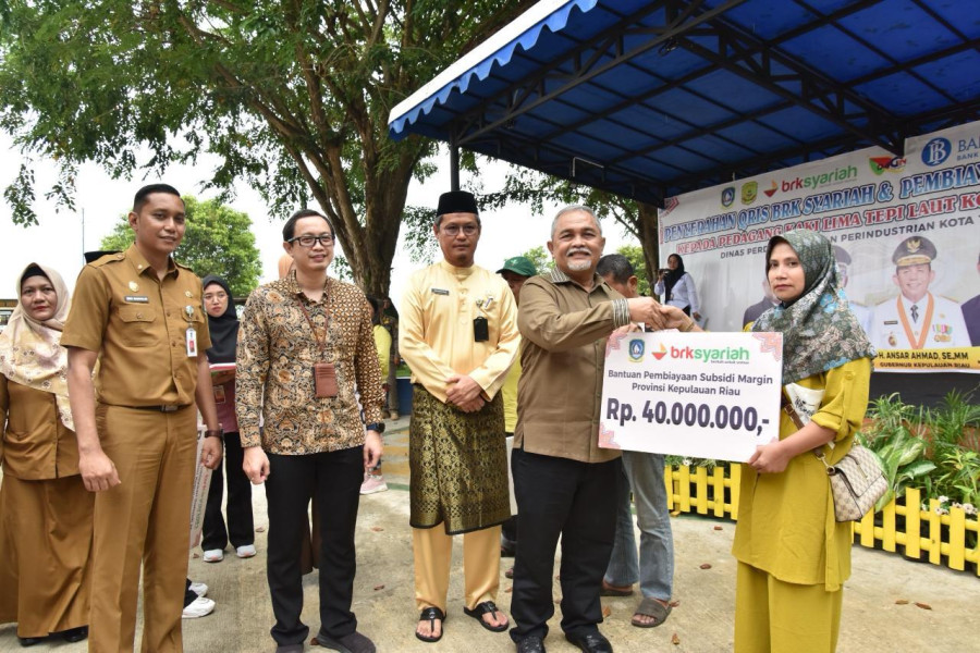 Dorong Digitalisasi Pelaku UMKM Di Kepri, BRK Syariah Serahkan Layanan QRIS Dan Subsidi Margin