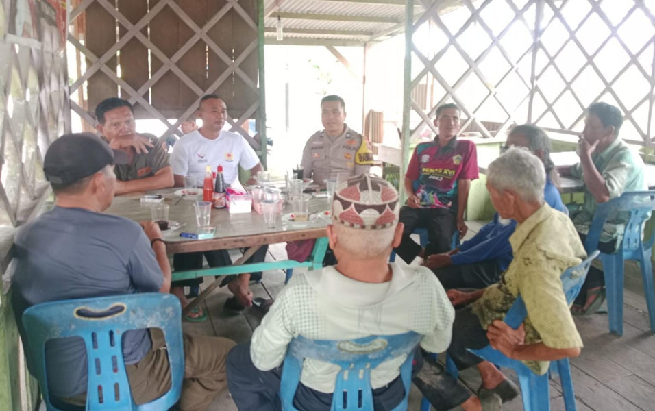 Datangi Warga Kampung Sungai Tengah Polsek Sabak Auh Sampaikan Pesan Pilkada Damai