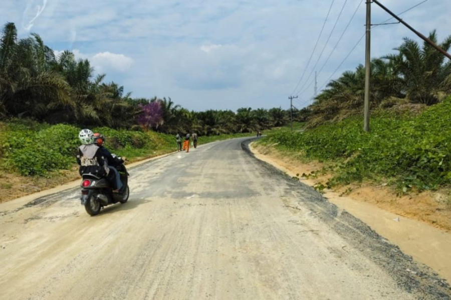 Warga Senyum-senyum, Pemkab Siak Aspal Jalan Gaharu Desa Sam-Sam Kandis Hingga Mulus