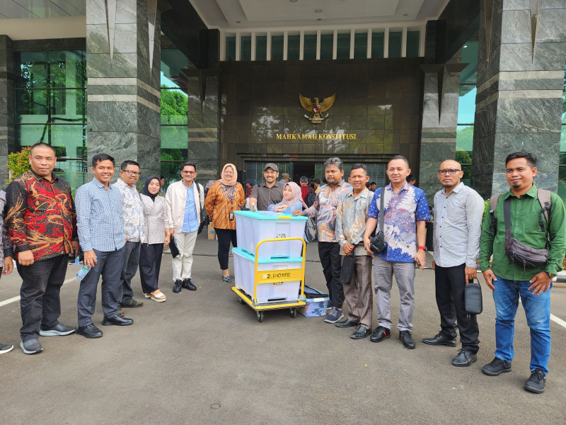 Siap Hadapi Sidang PHPU, Bawaslu Riau Serahkan Berkas Keterangan dan Alat Bukti Ke MK Hari ini.
