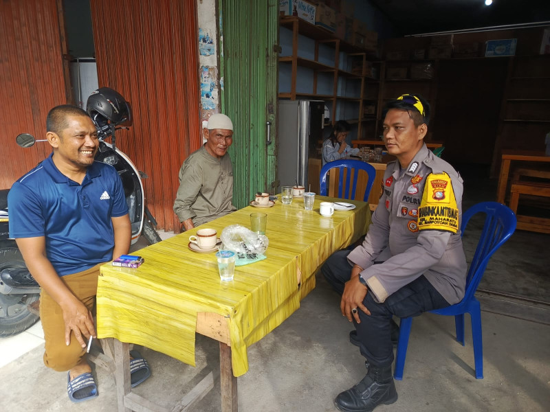 Bhabinkamtibmas Polsek Bukit Raya Intensifkan Patroli Cooling System Jelang Pilkada Serentak 2024 dengan Rutin Sambangi Warga