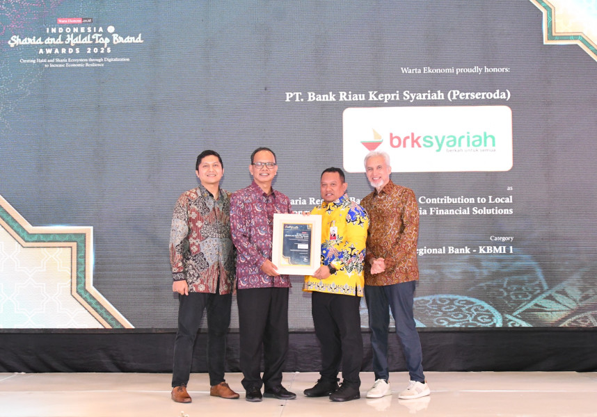 Komitmen Dukung Pembangunan Ekonomi Lokal, BRK Syariah Terima Penghargaan Bank Daerah Syariah Terbaik di Indonesia