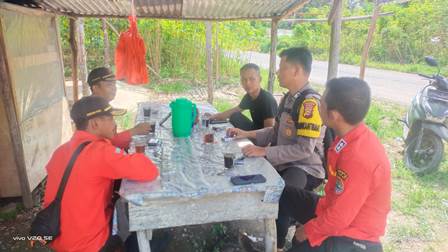 Bhabinkamtibmas Kampung Paluh Laksanakan Cooling System Pilkada Damai Bersama Manggala Agni
