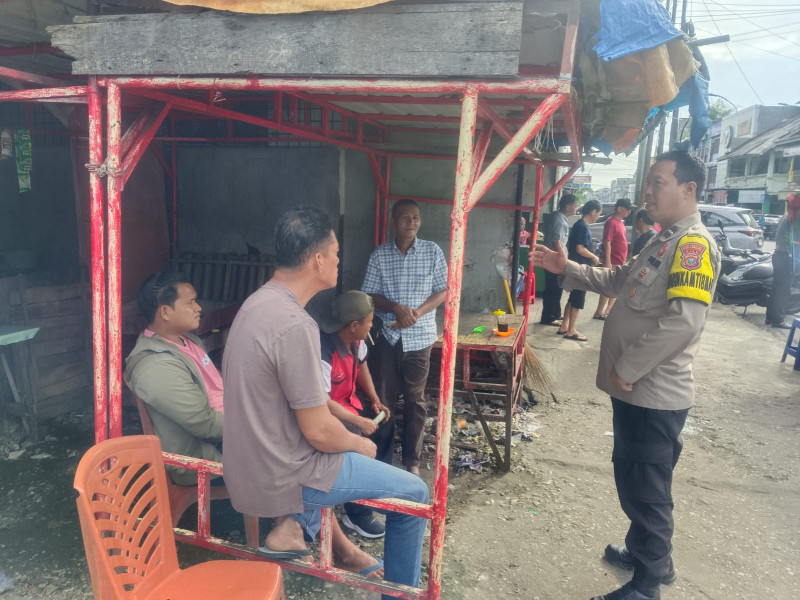 Sambangi Pasar Sago, Personil Polsek Senapelan Sampaikan Pesan Cooling System ke Warga