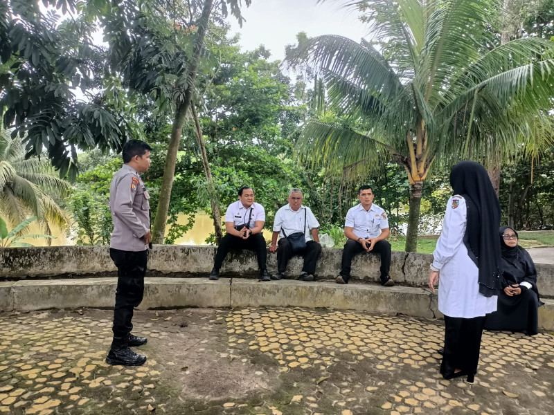 Bhabinkamtibmas Polsek Rumbai Pesisir Edukasi Pegawai Kecamatan Demi Pilkada Damai 2024