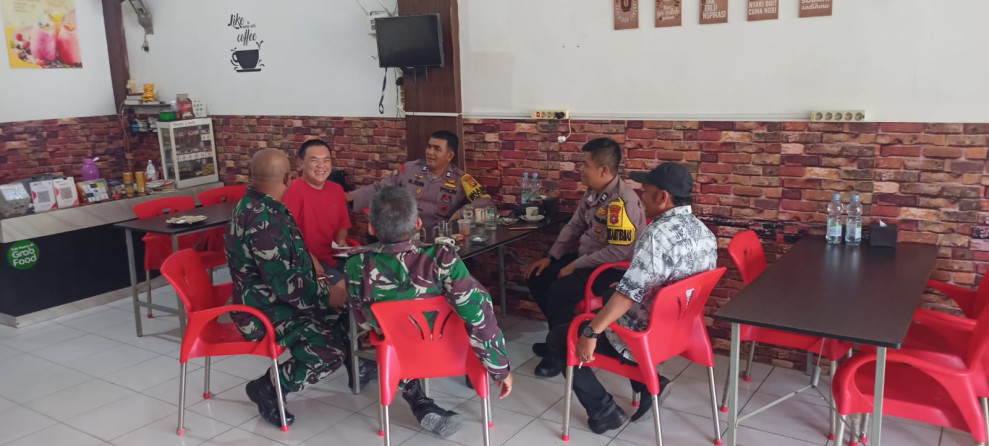 Patroli Bersama Bhabinkamtibmas dan Babinsa di Sialang Munggu Dorong Pilkada 2024 Damai