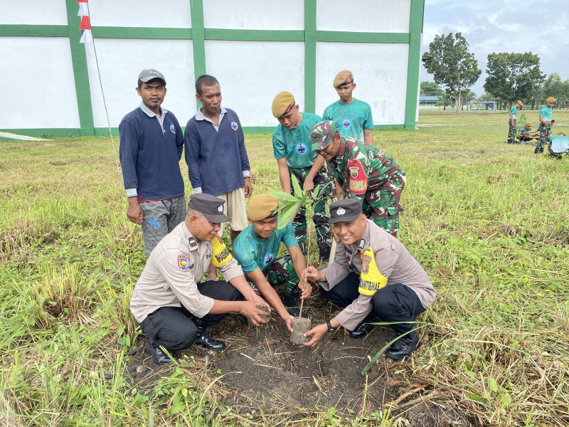 Bhabinkamtibmas Polsek Bukit Raya Hadiri Penanaman Pohon Dalam Rangka Peringati HUT Arhanud ke-78