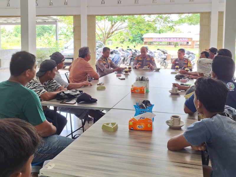 Kumpulkan Buruh, Kapolsek Siak Traktir Sarapan Dalam Rangka Cooling System Pilkada Serentak 2024 Dengan Suasana Kekeluargaan
