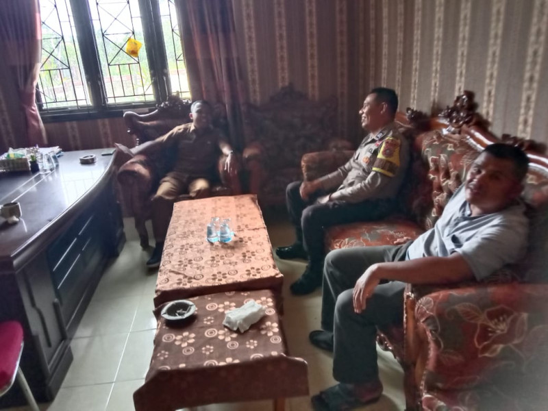 Pasca Pilkada  Siak, Cooling System Bhabinkamtibmas Kampung Merempan Hilir Silaturahmi dengan Warga Sampaikan Pesan Kamtibmas