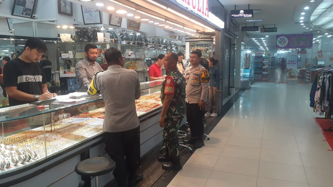 Polsek Senapelan Bersama Tni Ajak Pedagang di Plaza The Central Ciptakan Pilkada Damai