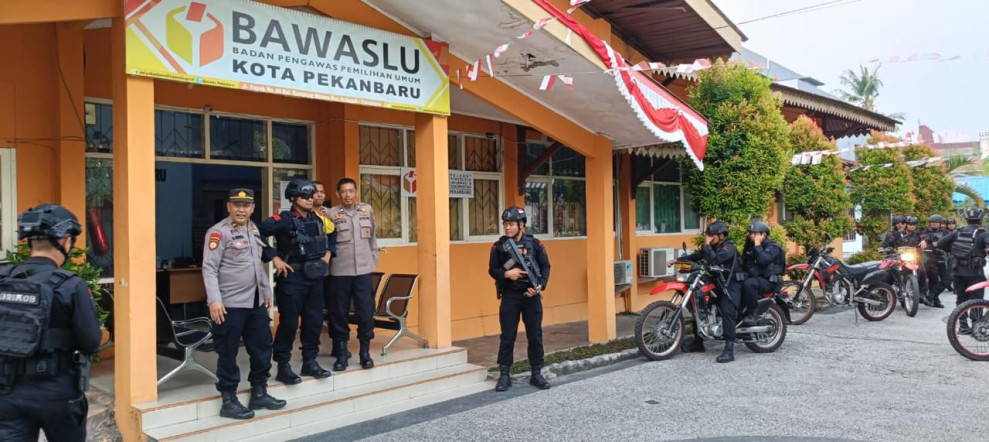 Polresta Pekanbaru Lakukan Patroli Gabungan Dengan Sat Brimob Polda Riau Untuk Tingkatkan Keamanan Di Kantor Bawaslu Pekanbaru