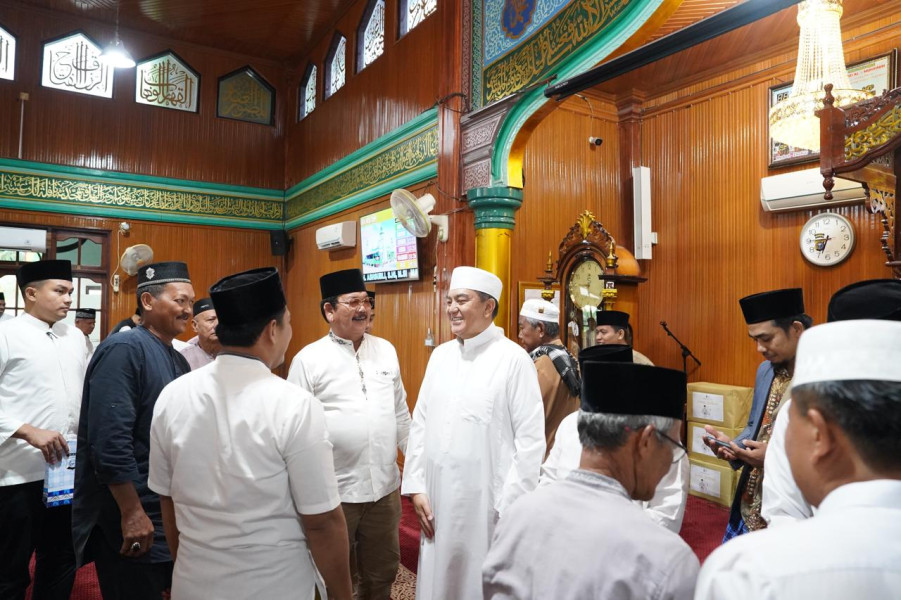 Kapolda Riau Irjen Iqbal Safari Ramadan di Masjid Al Muhlisin
