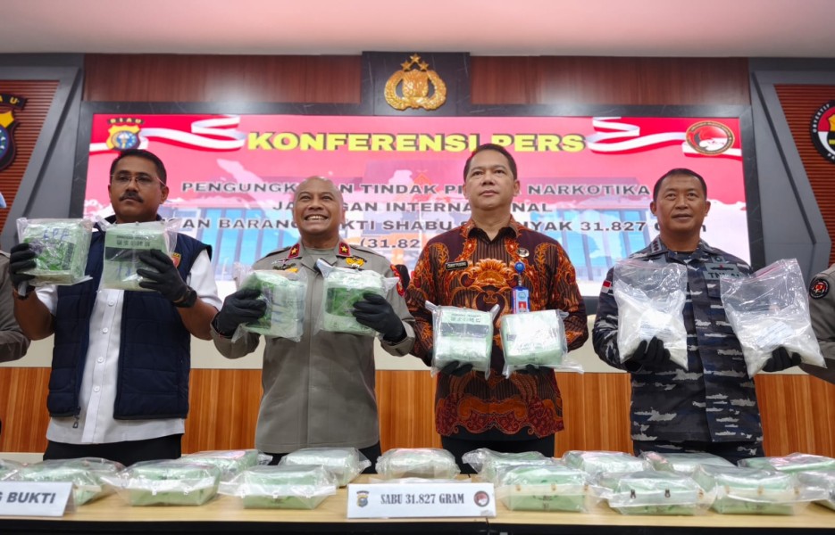 Polda Riau Rilis Pengungkapan Kasus Penyelundupan 32 Kilo Sabu- sabu di Pelabuhan Roro Kota Dumai.