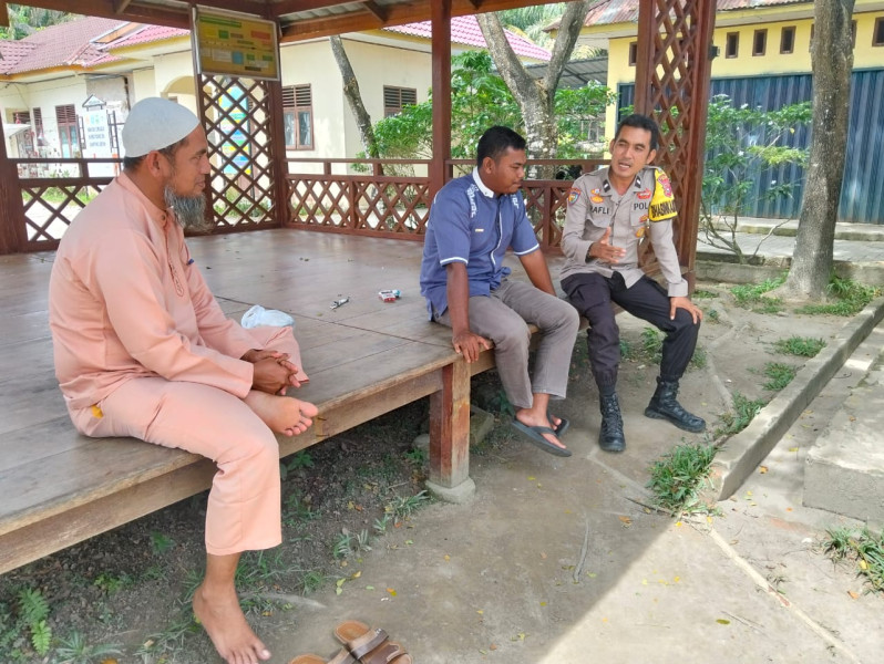 Bhabinkamtibmas Kampung Dayun  Bersilaturahmi Dengan Warga  Ajak Menjaga Persatuan Pasca Pilkada di Siak