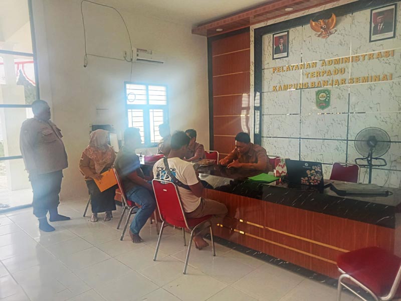 Silaturahmi Dengan Perangkat Kampung Bhabinkamtibmas Banjar Seminai Laksanakan Cooling System pilkada Damai