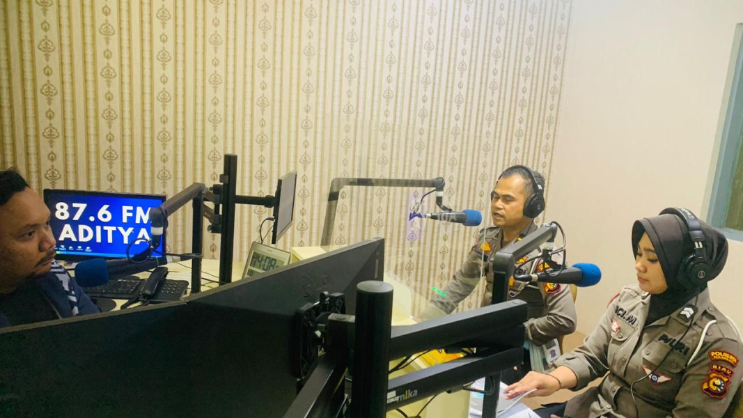 Kasat Lantas Polresta Pekanbaru Sosialisasikan Kamseltibcarlantas di Talkshow Radio Aditya FM
