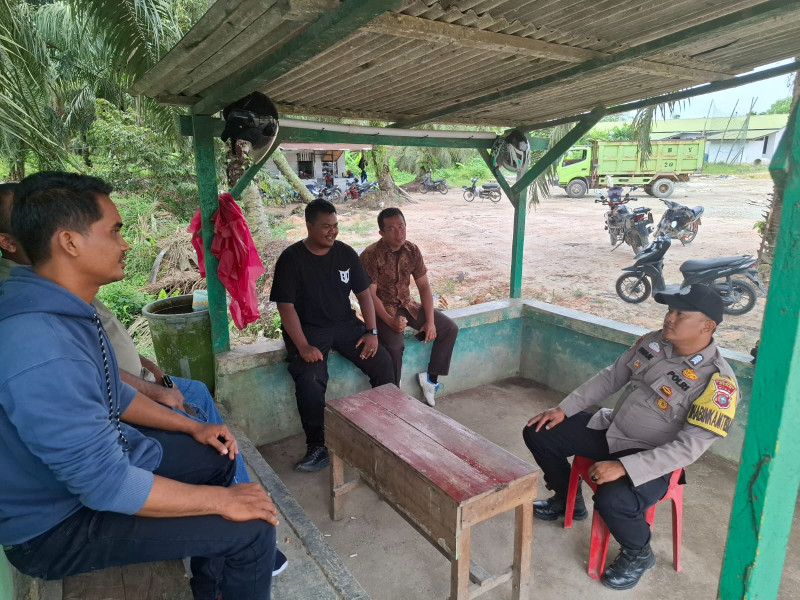 Cooling Sistem Pilkada Serentak, Bhabinkamtibmas Kampung Buantan Besar Ajak Karyawan PT TKWL Gunakan Hak Suaranya dengan Bijak