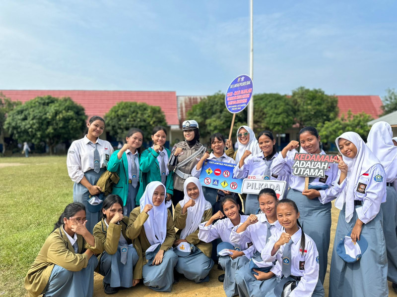 Police Goes to School Polres Siak, Edukasi Siswa Tertib Berlalu lintas Sekaligus Sampaikan Pesan Pemilu Damai.