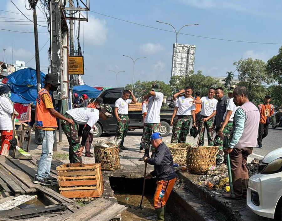 Goro Bersama Sempena Hari Jadi ke 240 Pekanbaru, Dinas PUPR Terjunkan Puluhan Personil dan Alat Berat