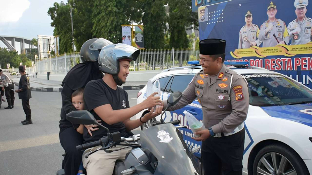 Satuan Lalu Lintas Polresta Pekanbaru Berbagi Takjil Gratis di Awal Ramadhan 1446 H