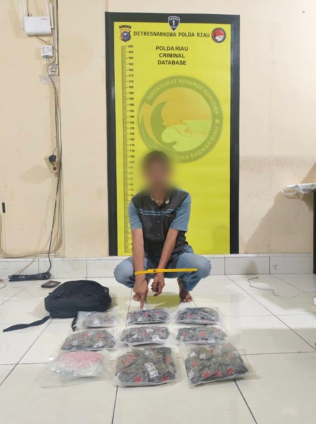 Polda Riau Gagalkan Peredaran Ribuan Ekstasi dan Ratusan Cartridge Etomidate Jaringan Lintas Provinsi , Dua Tersangka Diamankan.