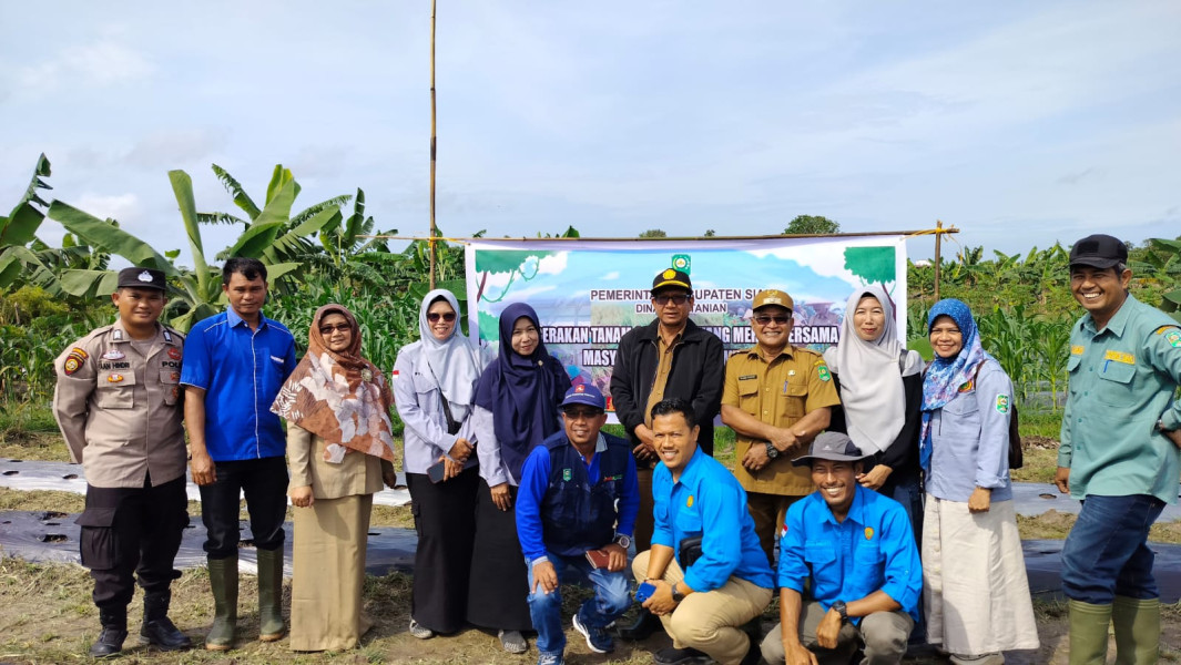 Bhabinkamtibmas Polsek Siak Edukasi Kelompok Tani untuk Sukseskan Pilkada Serentak Secara Damai