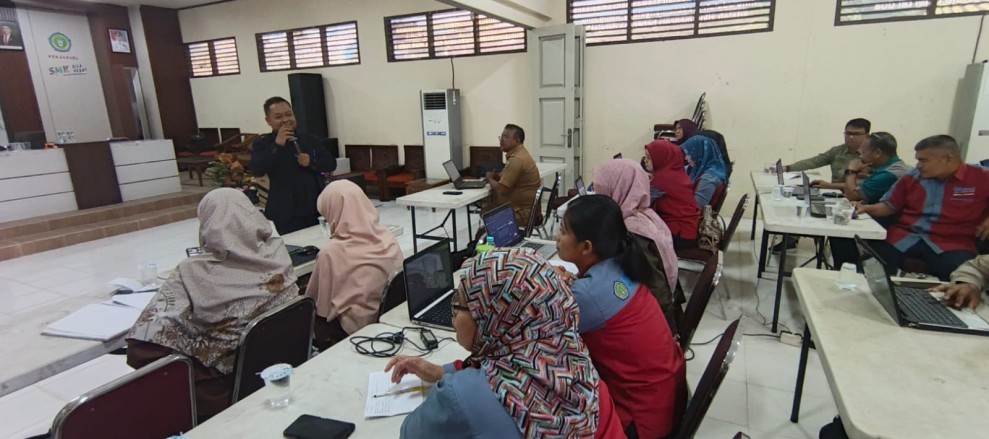 Tingkatkan Kualitas Pembelajaran Siswa, Dosen Unilak Doktor Yogi Yunefri Latih Guru SMK 5 Pekanbaru