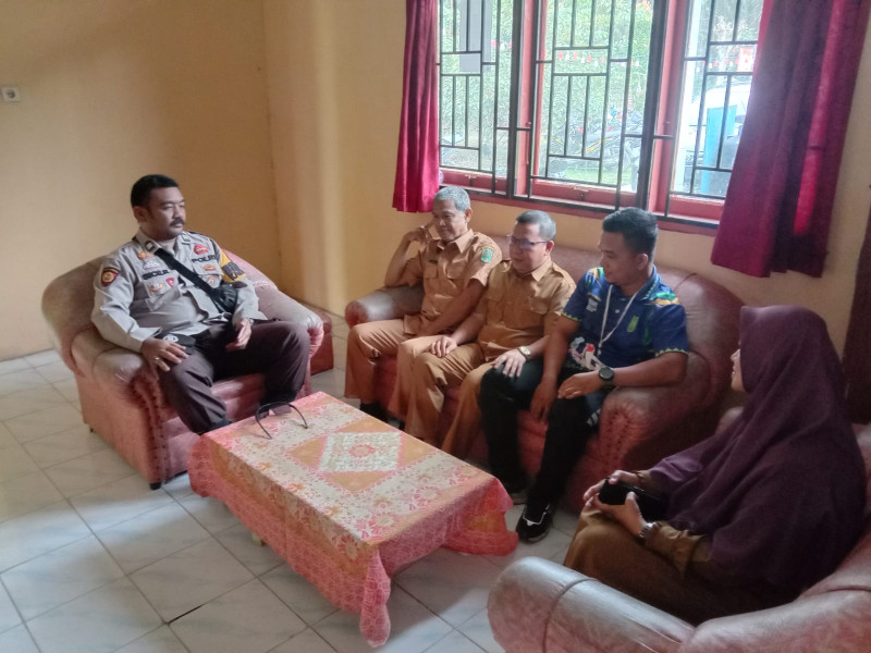Door to Door System Cara Bhabinkamtibmas Polsek Sungai Apit Sampaikan Pesan Pemilu Damai
