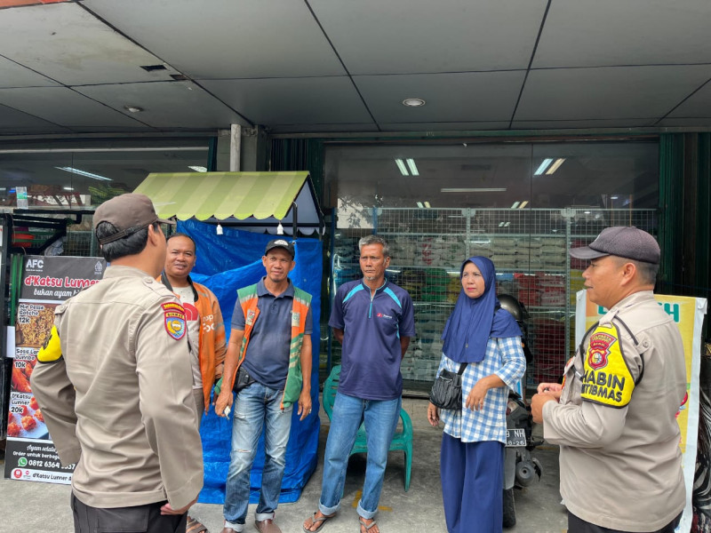 Ciptakan Suasana Damai Jelang Pilkada, Polsek Senapelan Gelar Cooling System ke Pengunjung Pasar Buah