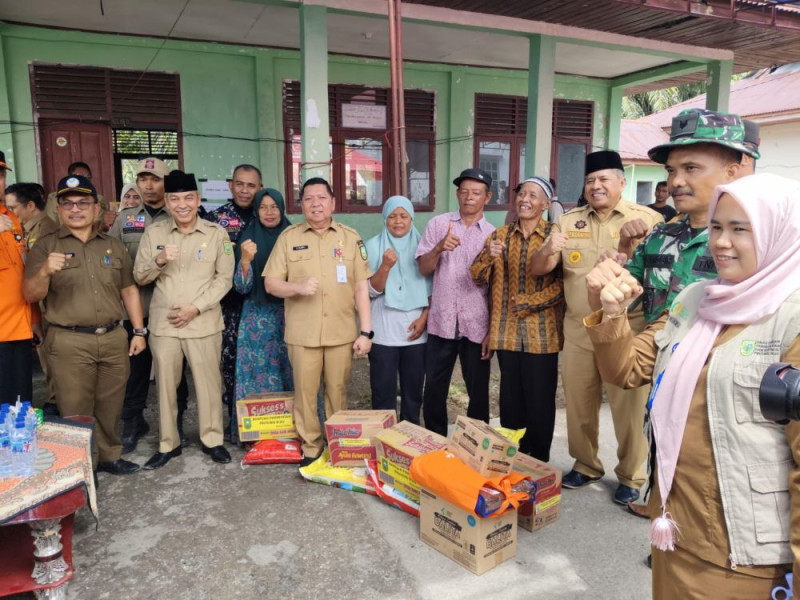 7 Ton Beras Diserahkan, Wajah Korban Banjir di Siak Tersenyum