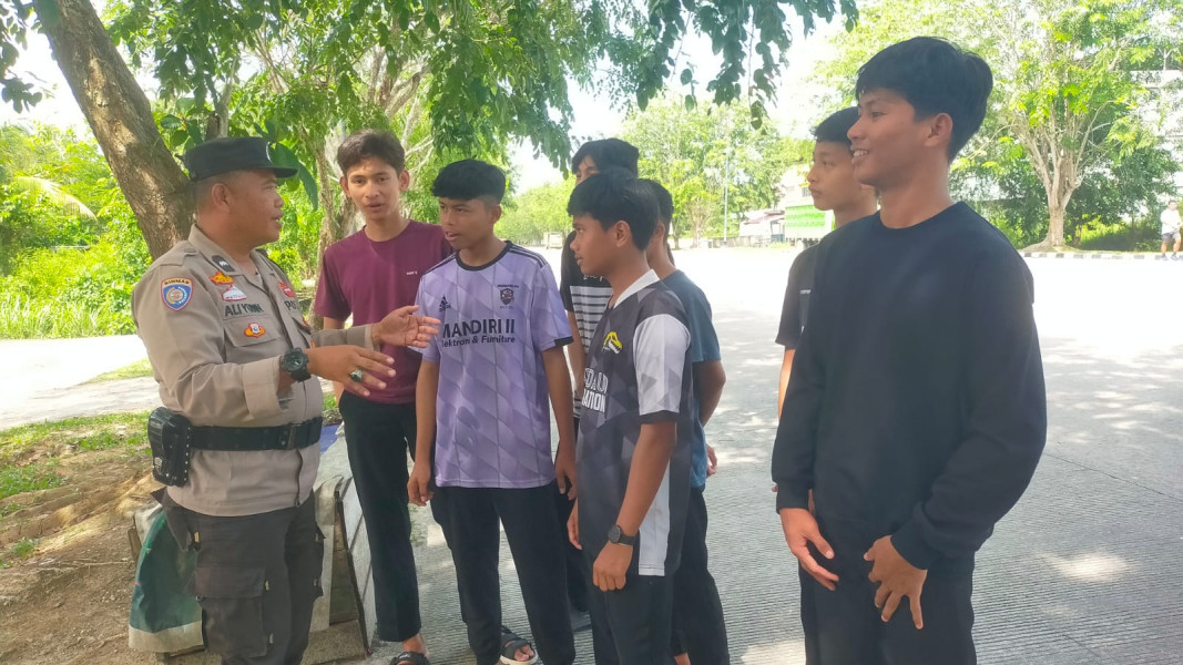 Giat Bhabinkamtibmas di Desa Sawit Permai, Sampaikan Himbauan Kepada Pemuda untuk Menjaga Keamanan Pasca Pilkada Siak