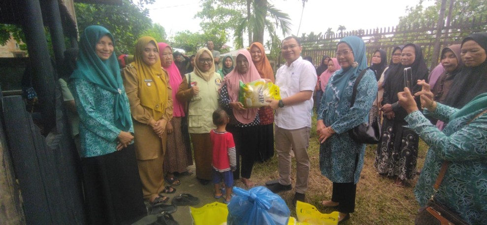 Ketua Kagama Pekanbaru Prof Junaidi Serahkan Bantuan Untuk Korban Banjir di Teluk Leok Limbungan