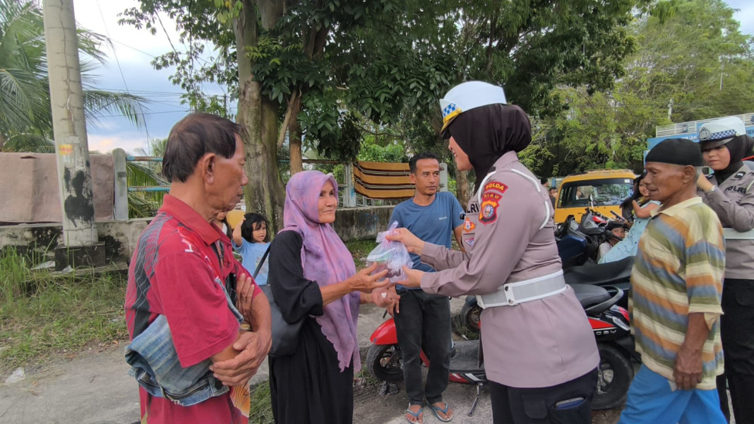 Tim Ramadan Berkah Berbagi Takjil Bagikan Ratusan Paket Takjil Kepada Masyarakat Di Pengungsian Banjir.