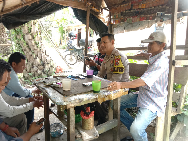 Bhabinkamtibmas Kampung Teluk Merempan , Sambangi Warga dan Sampaikan Pesan Damai Pasca Pilkada Siak