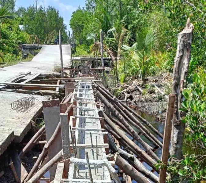 Antisipasi Banjir, Pemprov Riau Bangun Tanggul Sepanjang 54 Meter di Mengkirau