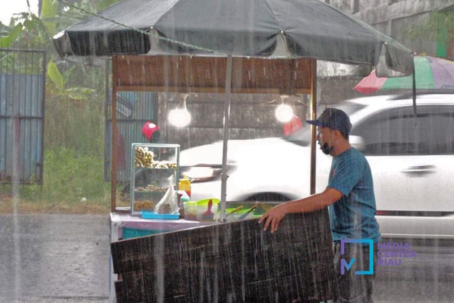 Waspada! Sebagian Besar Wilayah Riau Berpotensi Hujan Lebat Disertai Petir