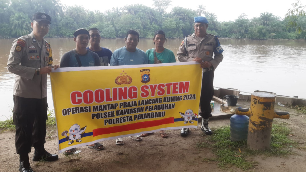 Polsek Kawasan Pelabuhan Sampaikan Pesan Cooling System Hingga ke Pinggiran Sungai Siak untuk Jaga Kamtibmas Menjelang Pilkada 2024