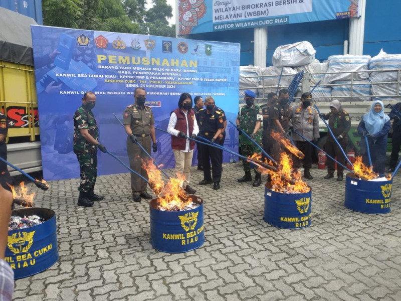 Bea Cukai Musnahkan Barang Ilegal  di Riau
