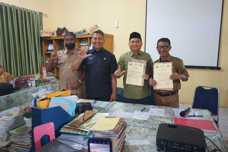 Rektor Unilak Jadi Inspektur Upacara di SMAN 2 Tambang, Ajak Siswa Lanjutkan Kuliah dan Jauhi Narkoba